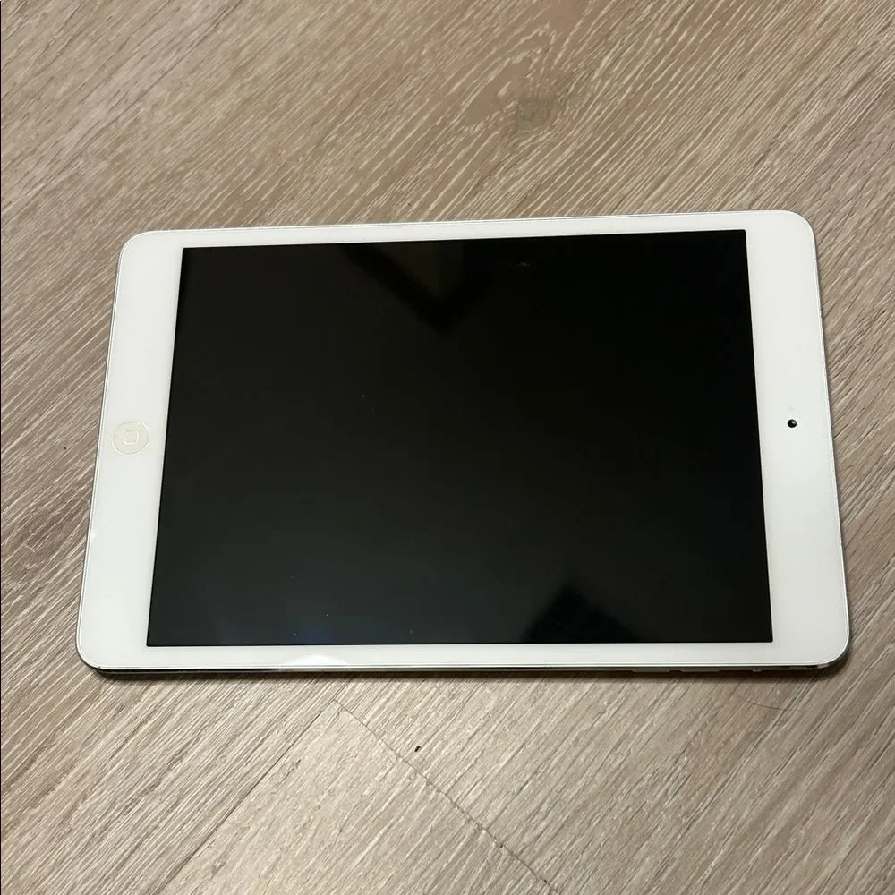 Apple iPad Mini A1432 1st Generation White/Silver Tablet LOCKED